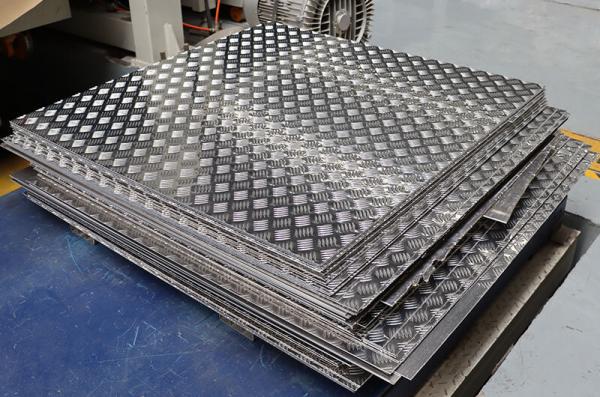 Пять баров узорчатые алюминиевые пластины цена_5052 узорчатые алюминиевые пласти