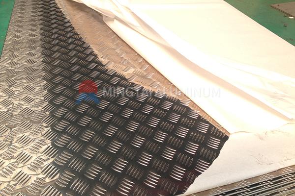 Комбинированное использование гладкого и рифленого листа 3003 в строительстве