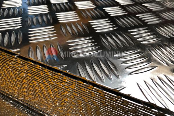 Алюминиевый лист 5454 с рифлением для платформ грузовиков